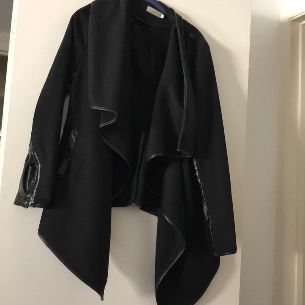 Poncho long sleeves zipper on the bottom sleeves.
